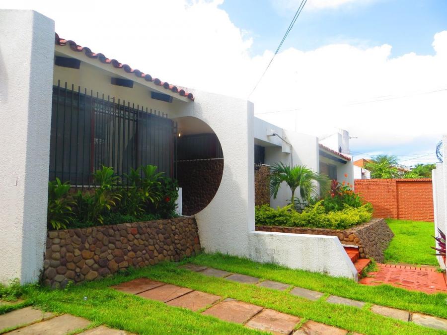 Foto Casa en Alquiler en EQUIPETROL, Santa Cruz de la Sierra, Santa Cruz - U$D 1.500 - CAA3938 - BienesOnLine