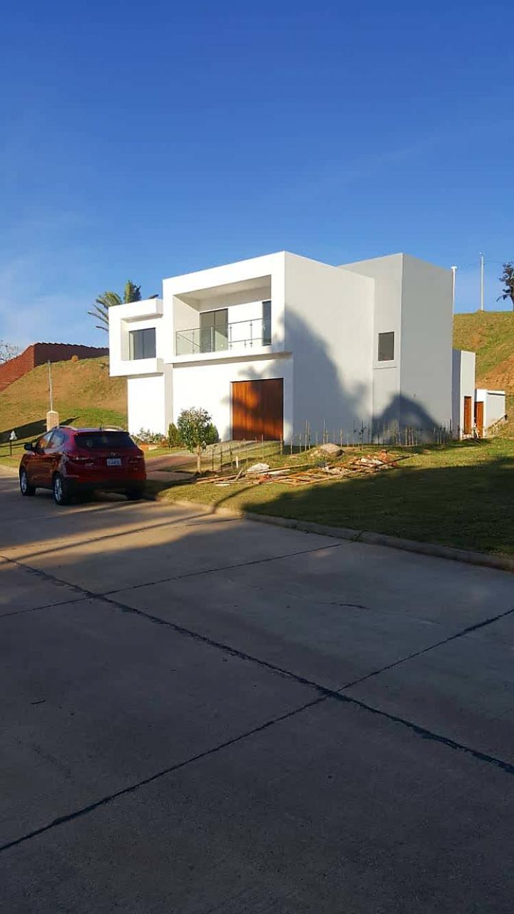 Foto Casa en Venta en URUB, Santa Cruz de la Sierra, Santa Cruz - U$D 255.000 - CAV2866 - BienesOnLine