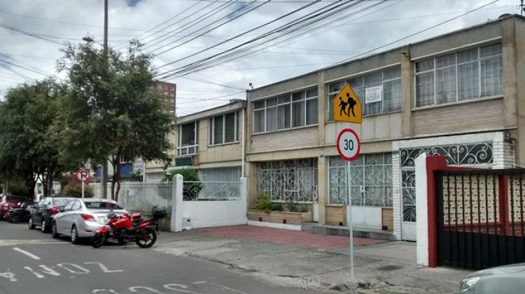  Se  Vende Casa- Lote  en La Castellana  $1.460.000.000 432-269