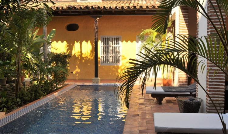 ARRIENDO CASA EN CARTAGENA COMPLETAMENTE LUMINOSA CON JARDIN Y UN POCO DE ROMANTICISMO 