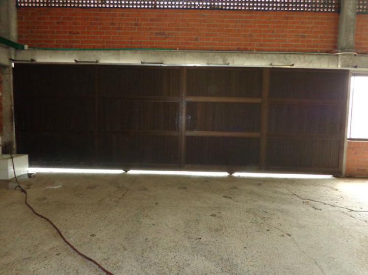 BODEGA EN CONJUNTO 1.300 MTRS2.  ALQUILO $9.000 MT2 