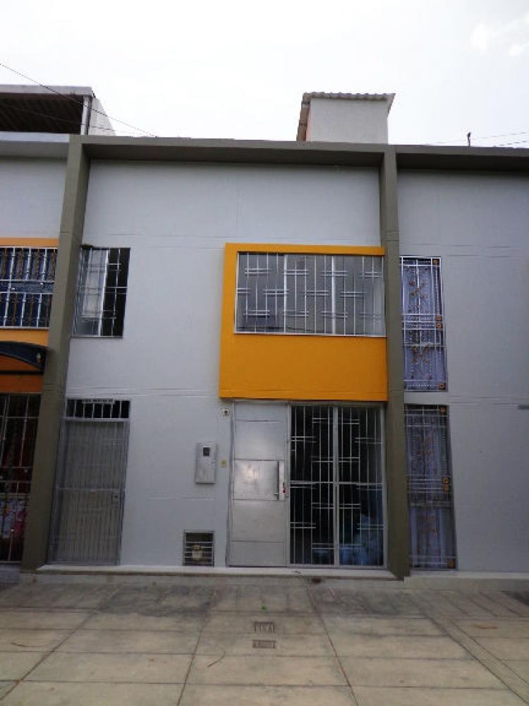 Casa con local comercial, Girón, Ciudadela Villamil, avenida principal