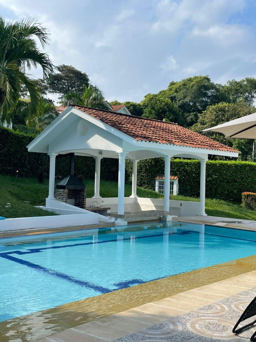 CASA EN VENTA EN CONJUNTO CERRADO CARMEN DE APICALA GIRARDOT CON PISCINA