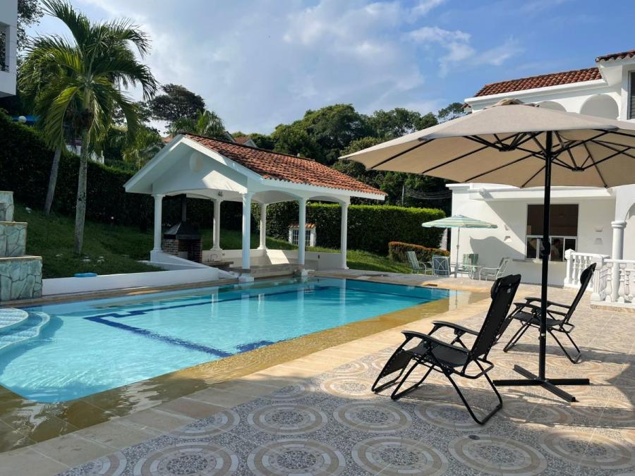 CASA EN VENTA EN CONJUNTO CERRADO CARMEN DE APICALA GIRARDOT CON PISCINA