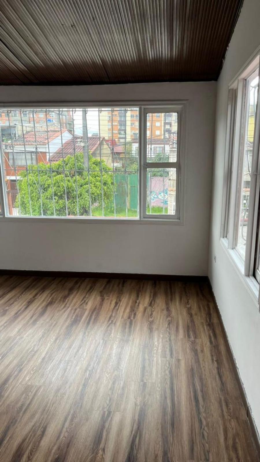 CASA EN VENTA O ARRIENDO EN BOGOTA  MODELIA Muy cerca DE  hayuelos salitre gran estación Área constr