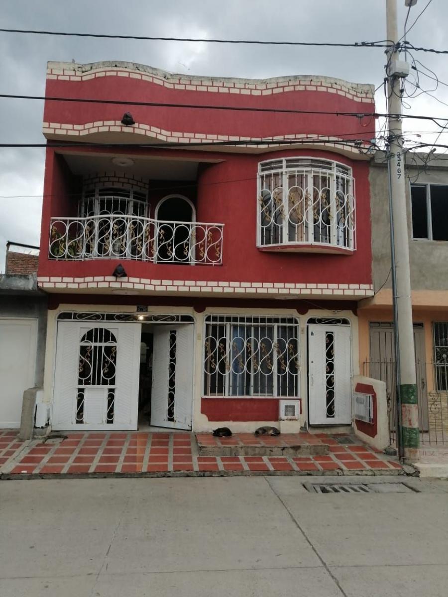 Hermosa casa de dos pisos en venta en el barrio Guayacanes