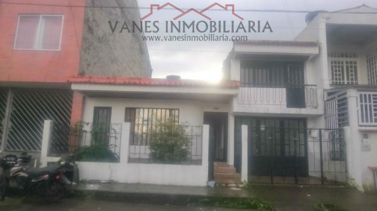 Linda casa de dos niveles en arriendo 