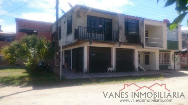 Linda casa de dos niveles en venta