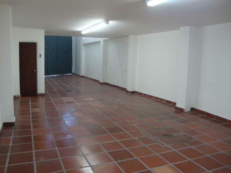 LOCAL COMERCIAL  CON BODEGA, MEZANINE, OFICINAS Y APARTAMENTO - BARRIO GUAYAQUIL