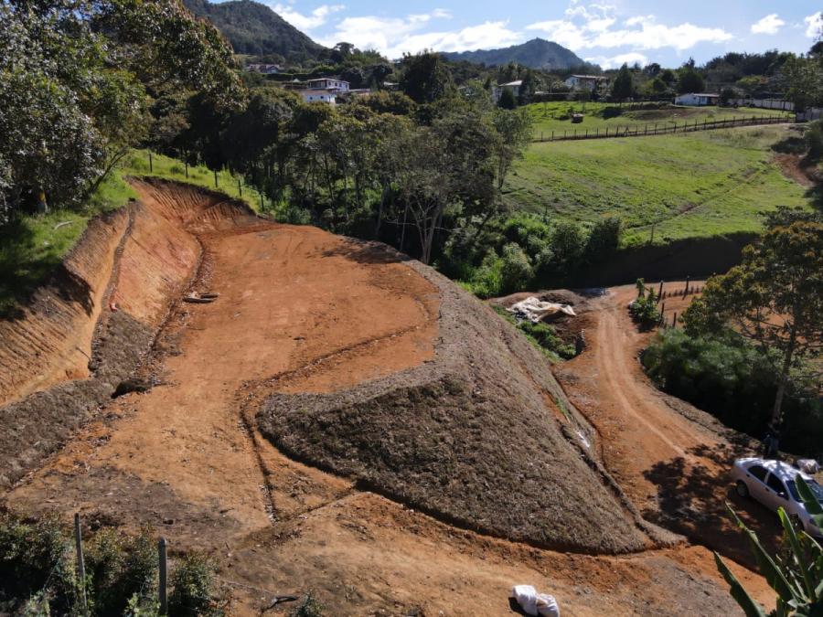 Lote en distrito equino Pontezuela de 1.900mts con explanacion y fuente natural de agua