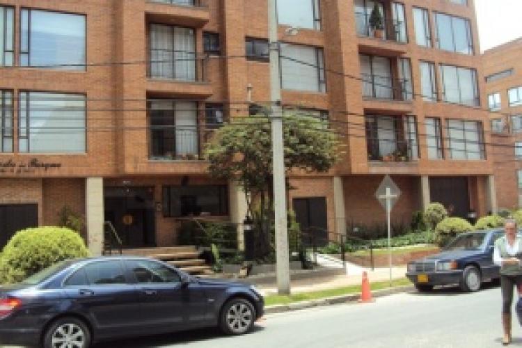 Rent-A-House MLS# 11-173 Arriendo Apartamento Bogotá Colombia