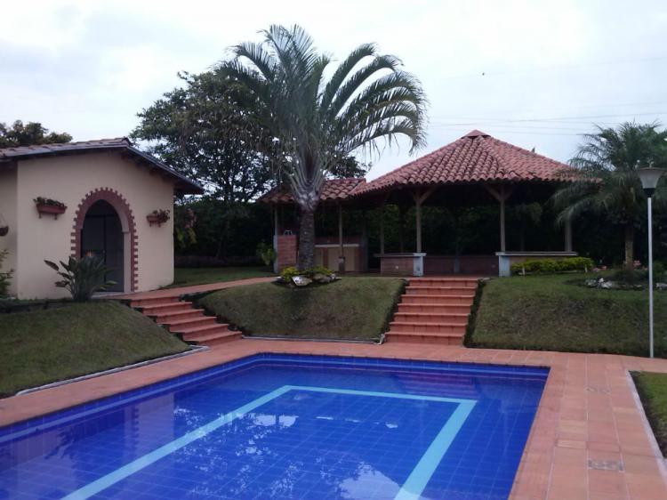 SE VENDE CASA DE CAMPO EN LA CABAÑA - $ 700.000.000