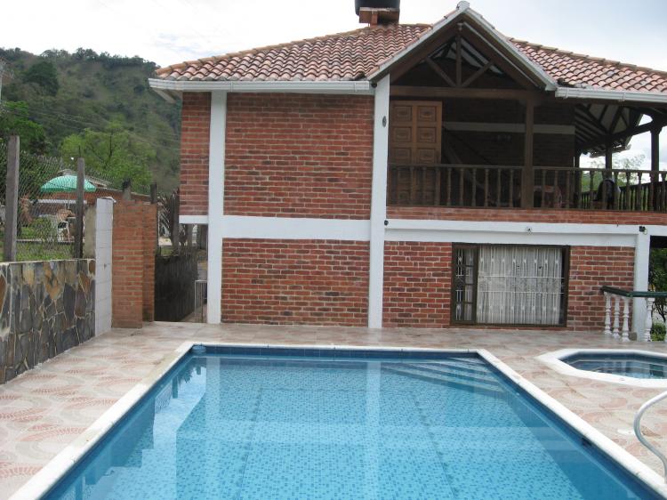 Se vende finca de descanso con piscina y jacuzzi en Pacho Cundinamarca sobre vía principal.