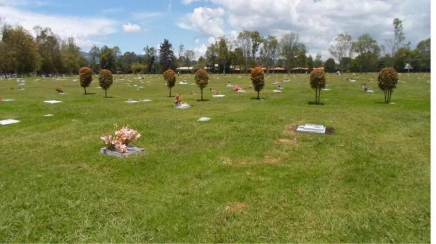 Se venden 4 lotes triples en el Parque Cementerio la Inmaculada en Bogota, sector San Jose .