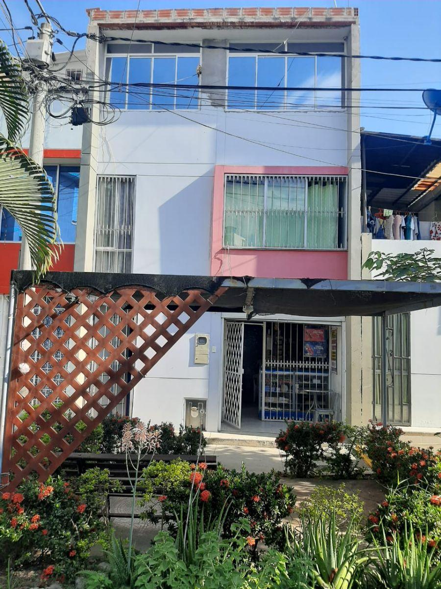 vendo casa de 3 pisos con placa y local cerca a la clinica, proximo centro comercial, cai