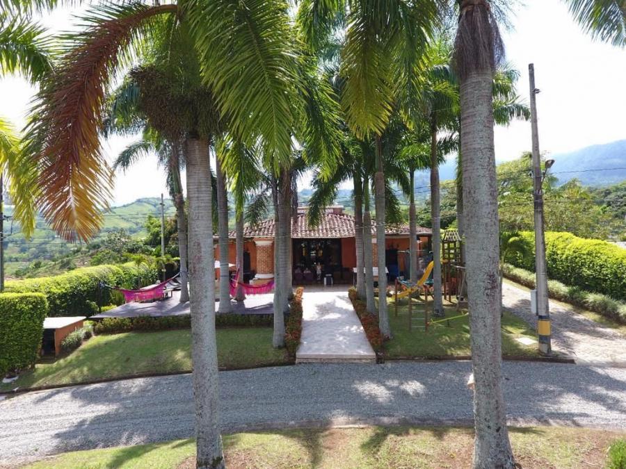 Venta de finca de recreo en VENECIA (Antioquia, Colombia) con vista al Cerro de Tusa