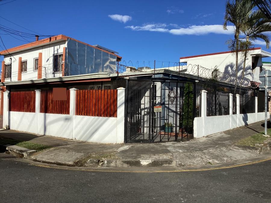 Foto Lista para habitar se vende casa en Tibás centro.