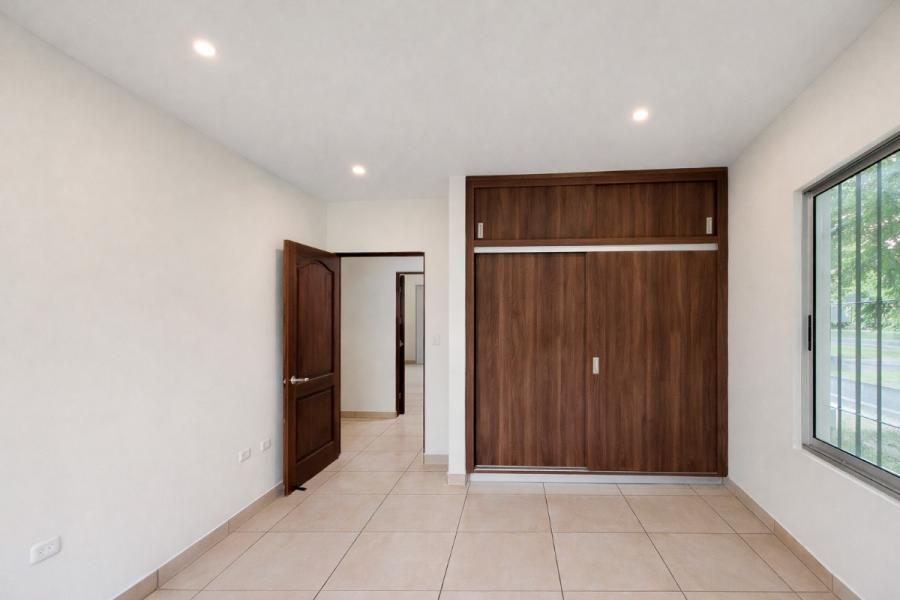 Foto Casa De Una Planta Con Diseño Accesible En Zona Residencial De Atenas