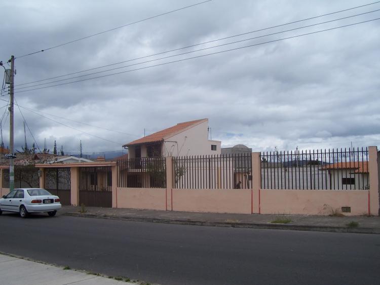 Foto Casa en Arriendo en Cdla. Los Geranios, Ambato, Tungurahua - U$D 700 - CAA8039 - BienesOnLine