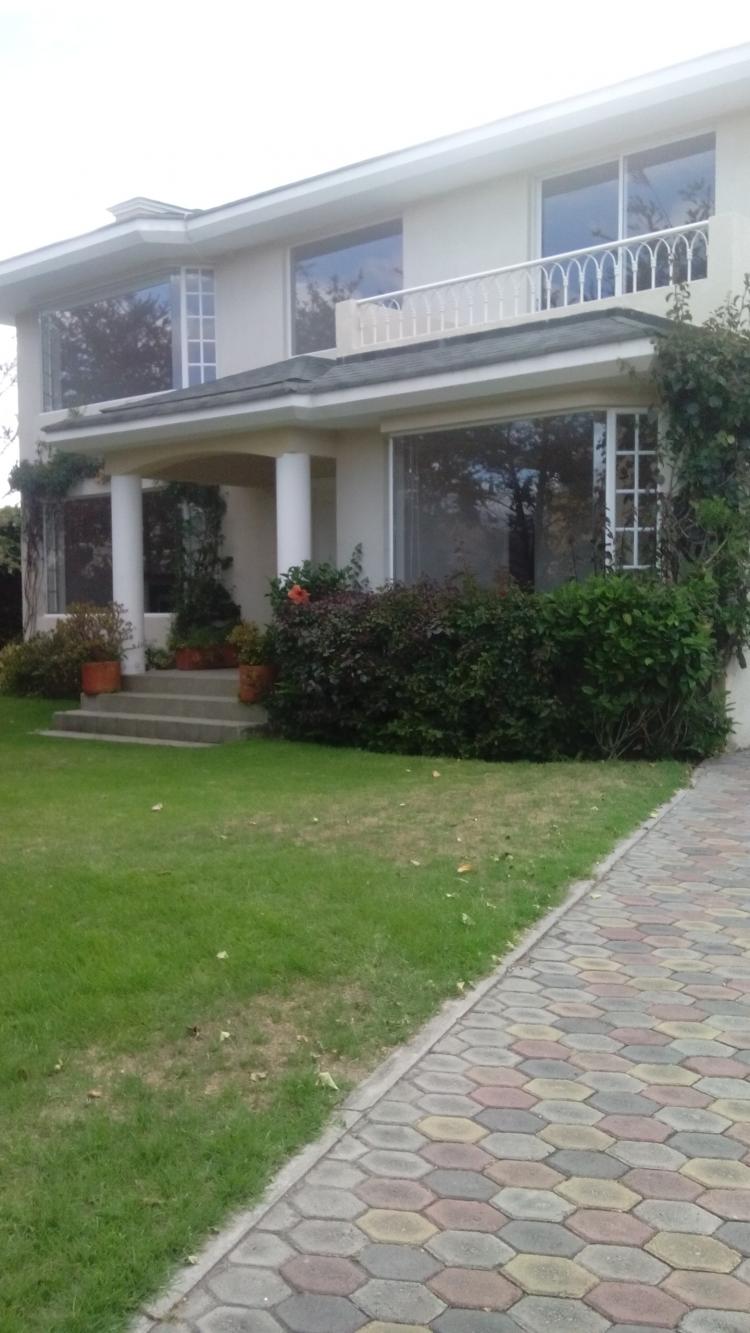Foto Casa en Arriendo en Cumbaya, Quito, Pichincha - U$D 1.600 - CAA23824 - BienesOnLine