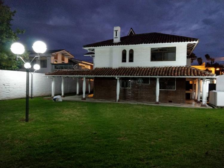 Foto Casa en Arriendo en Sucre, Cuenca, Azuay - U$D 2.500 - CAA28077 - BienesOnLine