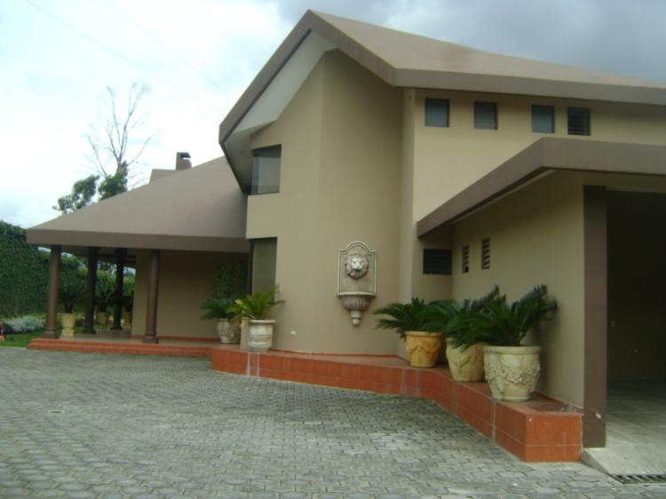Foto Casa en Venta en NAYON , QUITO, Pichincha - U$D 590.000 - CAV5587 - BienesOnLine