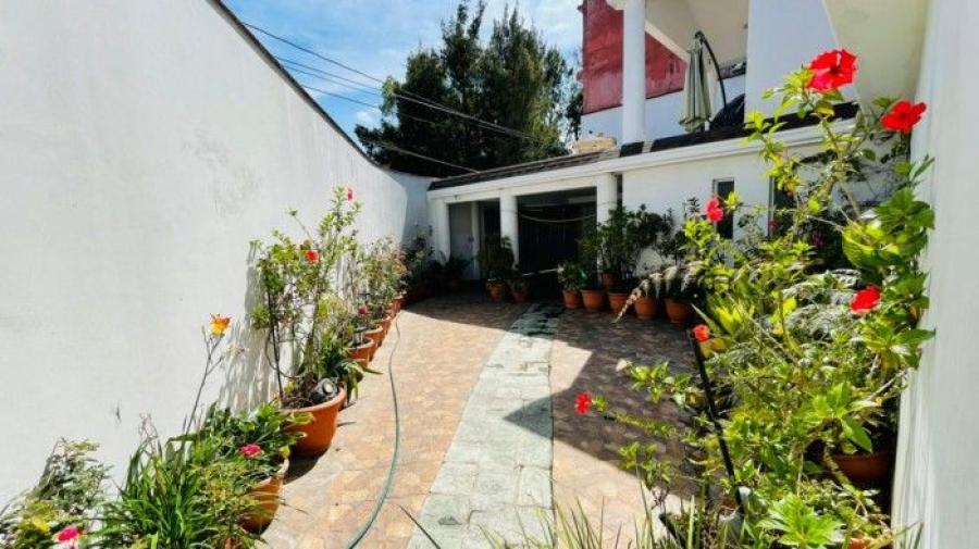 Foto Casa en Venta en Mixco, Guatemala - U$D 300.000 - CAV21006 - BienesOnLine