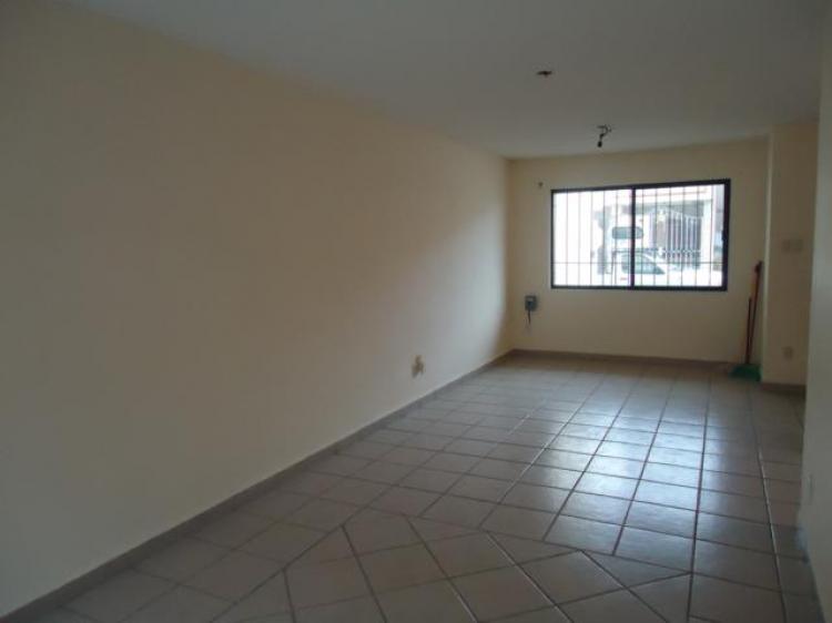 Foto Casa en Venta en Los Arcos, Irapuato, Guanajuato - $ 1.950.000 - CAV121804 - BienesOnLine