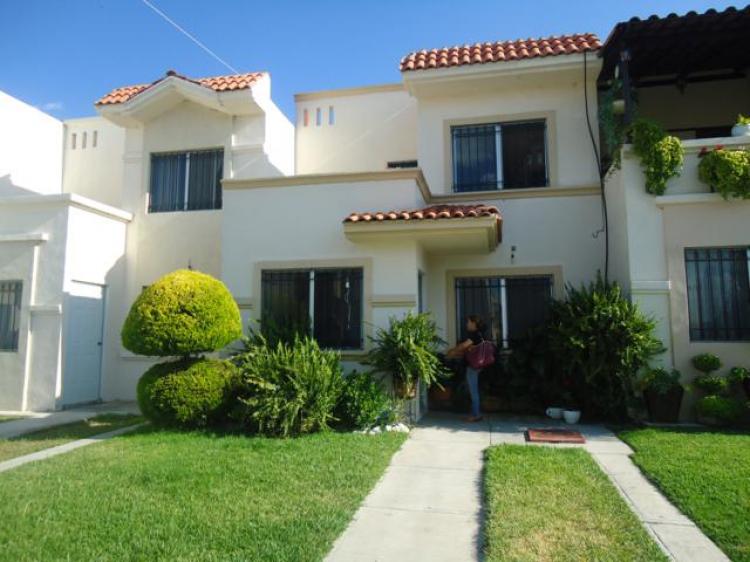 Foto Casa en Venta en Los Arcos, Irapuato, Guanajuato - $ 1.950.000 - CAV138056 - BienesOnLine