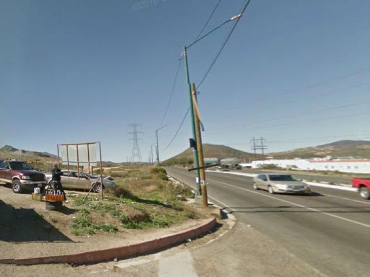 Foto Se vende terreno comercial-industrial frente al Parque Industrial Tecate