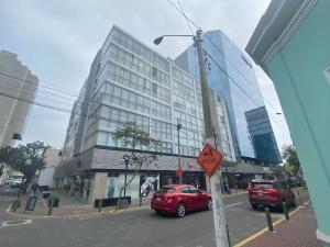 ALQUILO GARAJE EN EDIFICIO DE MIRAFLORES