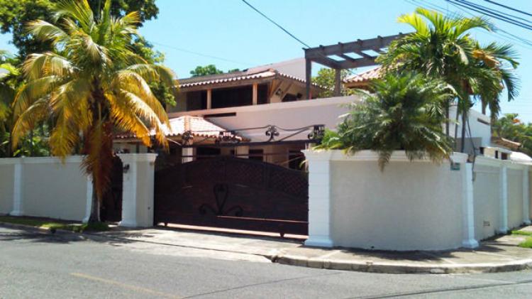 Foto Casa en Venta en La Castellana, , Distrito Nacional - U$D 400.000 - CAV2745 - BienesOnLine