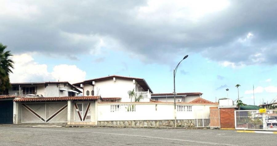 Foto Casa en Venta en Baruta, Caracas, Distrito Federal - U$D 395.000 - CAV221379 - BienesOnLine